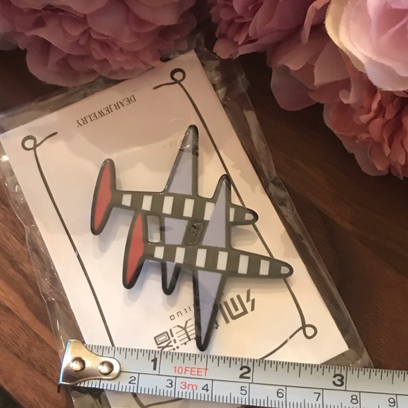 Single Engine Airplanes in Formation Brooch Lapel Pin - Picture 3 of 4